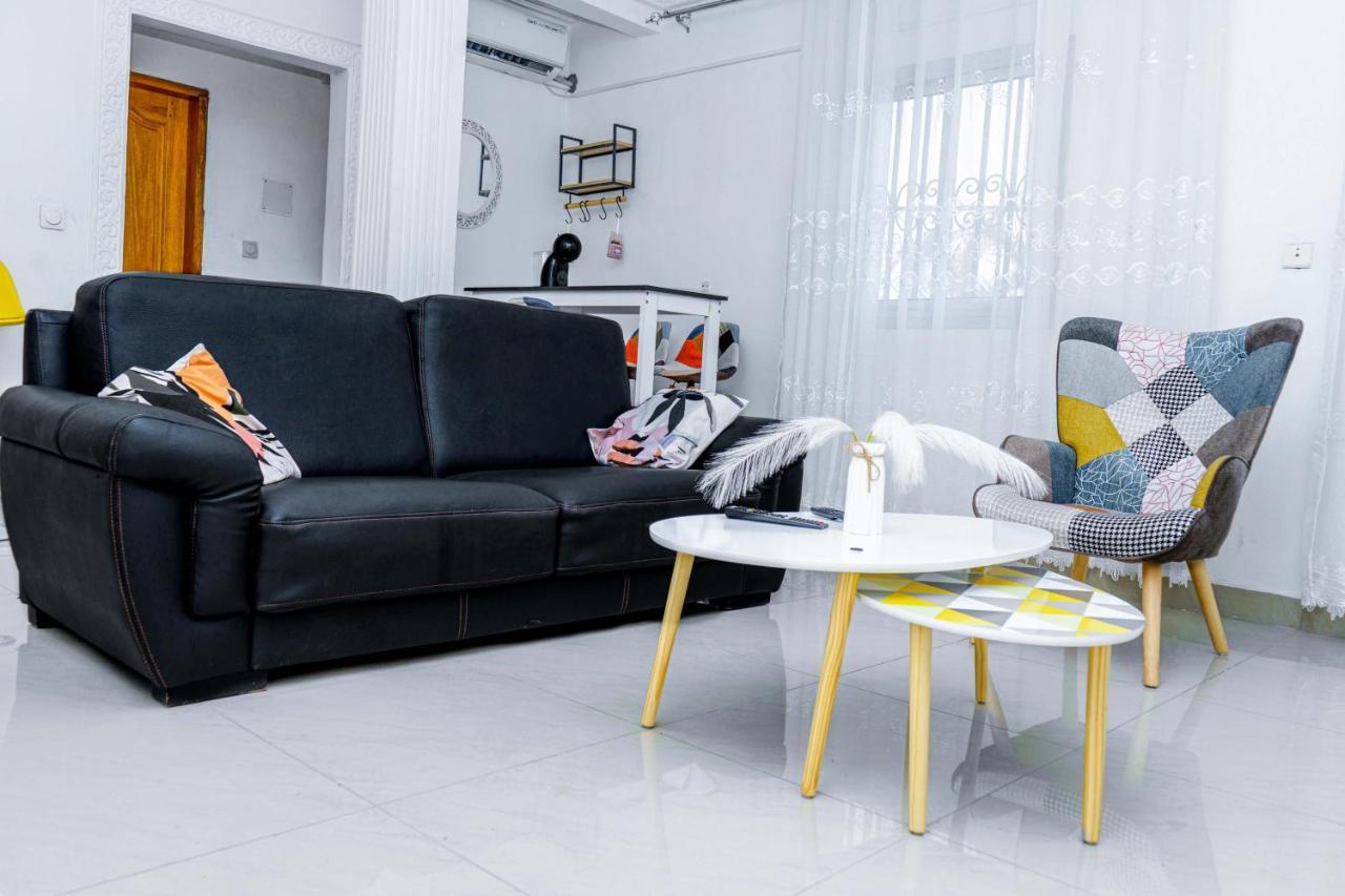 Naiveli-Palm Appartement Meuble Sobre Et Chic Douala Exterior foto